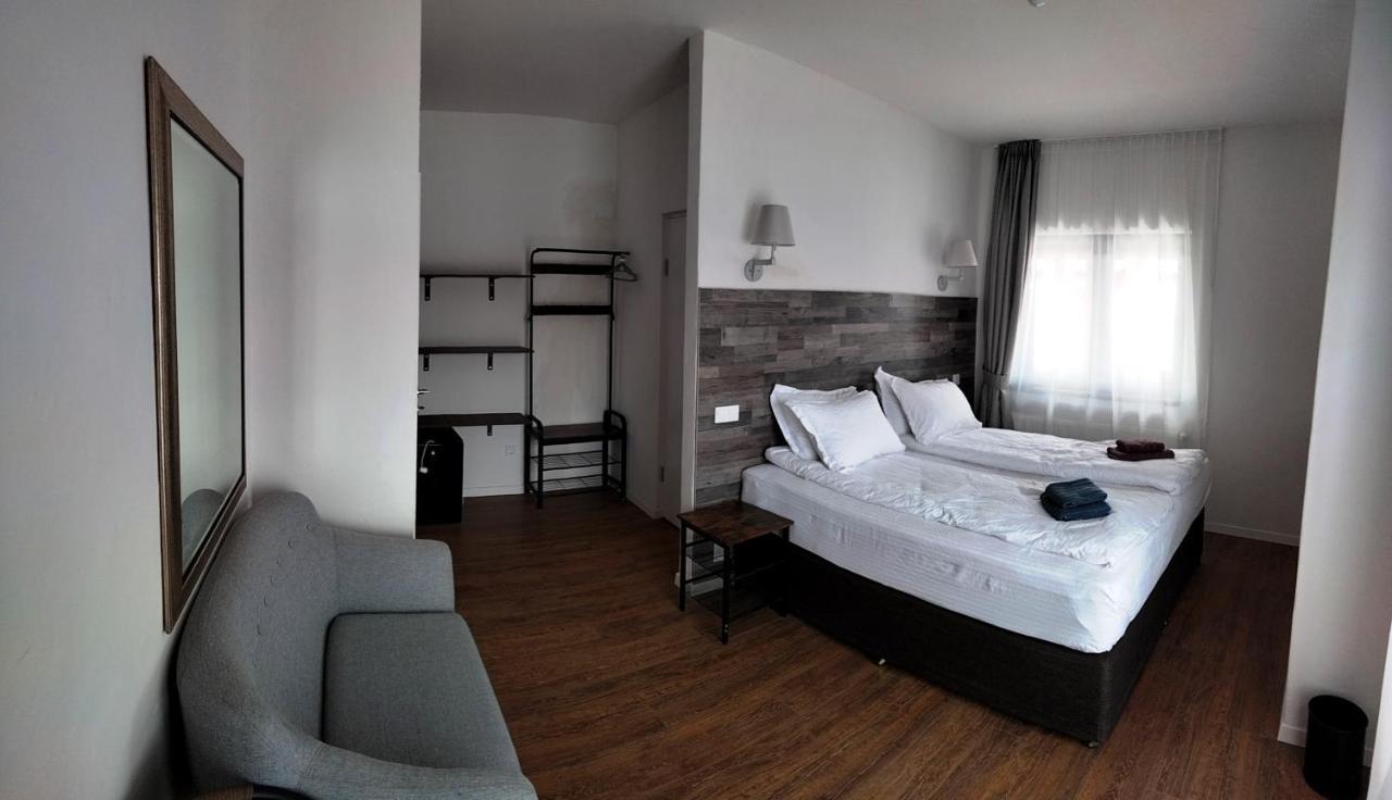Bed and Breakfast Casa Comilor Surdesti  Экстерьер фото