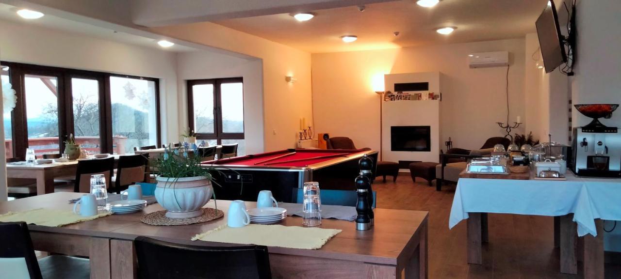 Bed and Breakfast Casa Comilor Surdesti  Экстерьер фото
